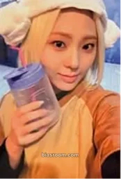 Chaerin ICHILLIN' 2025 Season's Greetings - Office (Poca Album) Photocard - ICHILLIN’ - ICHILLIN’ K-pop photocard