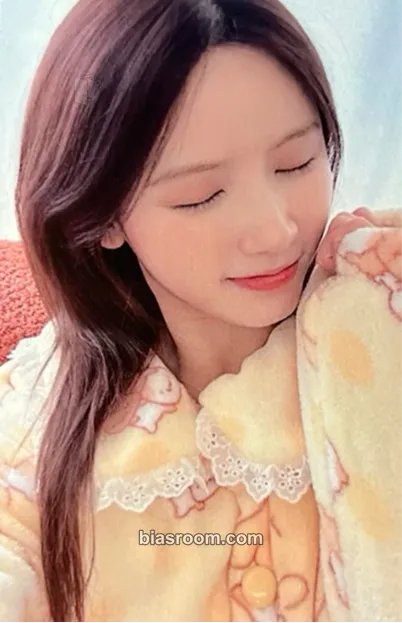Jiyoon ICHILLIN' 2025 Season's Greetings 'Get Ready with Me' Photocard - ICHILLIN’ - ICHILLIN’ K-pop photocard
