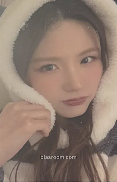 Jiyoon ICHILLIN' 2025 Season's Greetings 'Get Ready with Me' Photocard - ICHILLIN’ - ICHILLIN’ K-pop photocard