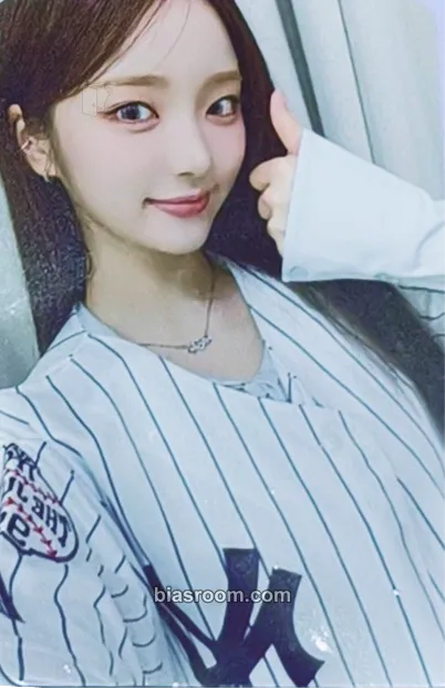 E.JI ICHILLIN' 2025 Season's Greetings 'Get Ready with Me' Photocard - ICHILLIN’ - ICHILLIN’ K-pop photocard