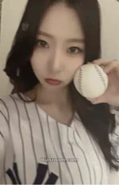 Jackie ICHILLIN' 2025 Season's Greetings 'Get Ready with Me' Photocard - ICHILLIN’ - ICHILLIN’ K-pop photocard