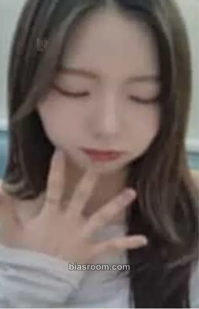 Jackie ICHILLIN' 2025 Season's Greetings 'Get Ready with Me' Photocard - ICHILLIN’ - ICHILLIN’ K-pop photocard
