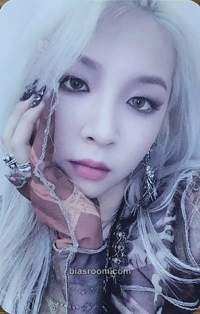 Jiwoo KARD 4th Mini Album 'RED MOON' Photocard - KARD - KARD K-pop photocard
