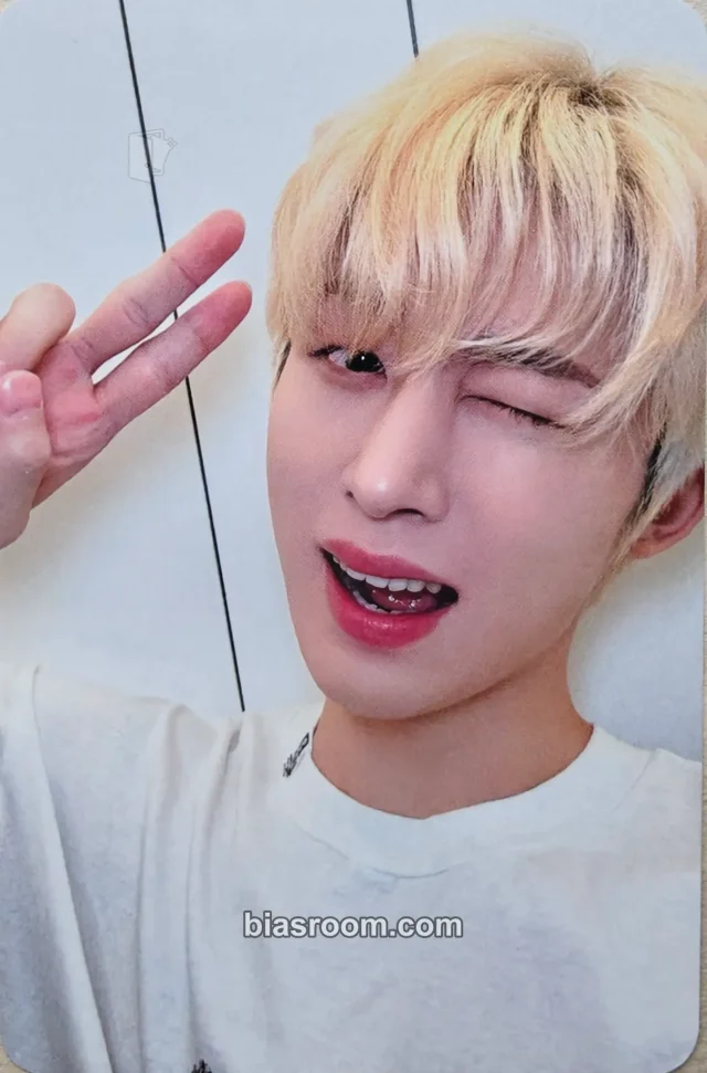 B.I B.I Wonderland  K-pop photocard