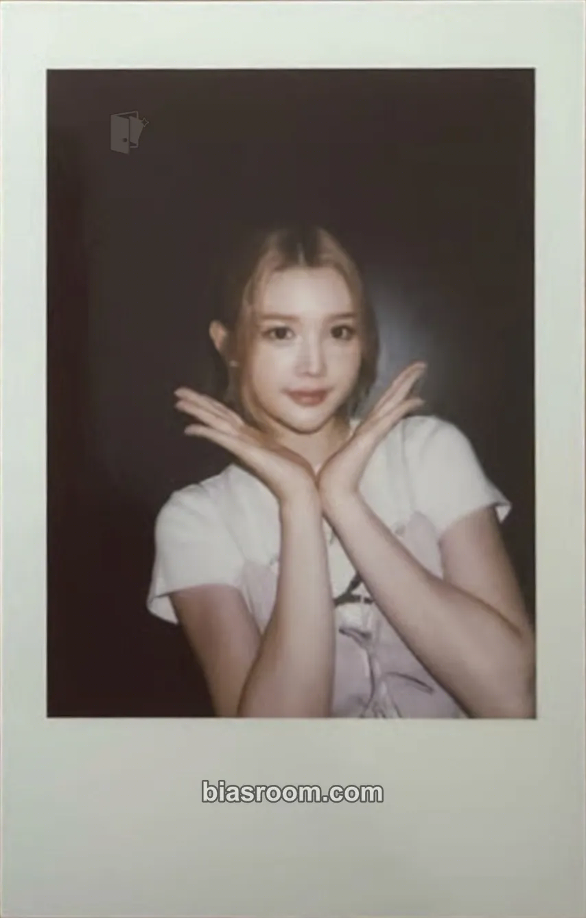 A-na The Chase Photocard - Hearts2Hearts - Hearts2Hearts K-pop photocard