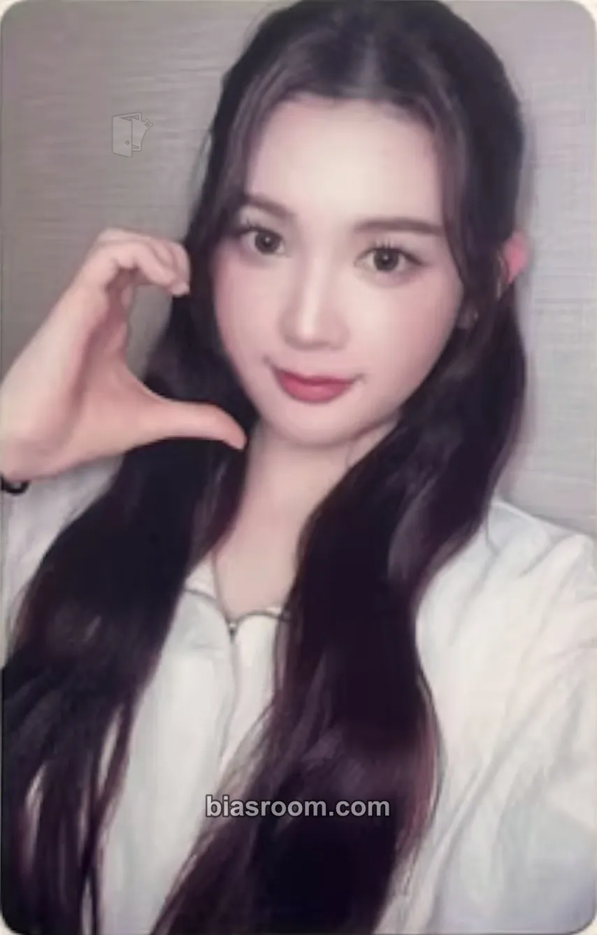 A-na The Chase Photocard - Hearts2Hearts - Hearts2Hearts K-pop photocard