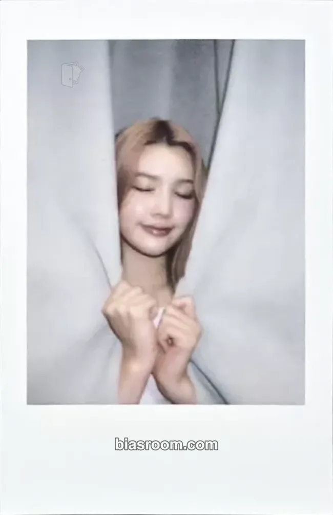 A-na The Chase Photocard - Hearts2Hearts - Hearts2Hearts K-pop photocard