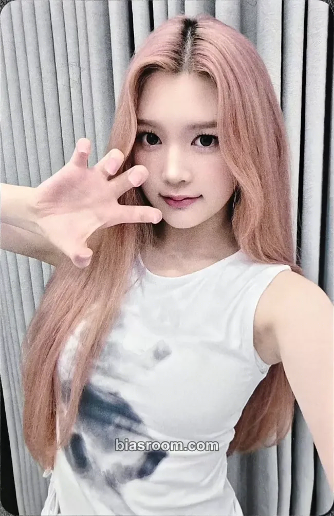 A-na The Chase Photocard - Hearts2Hearts - Hearts2Hearts K-pop photocard