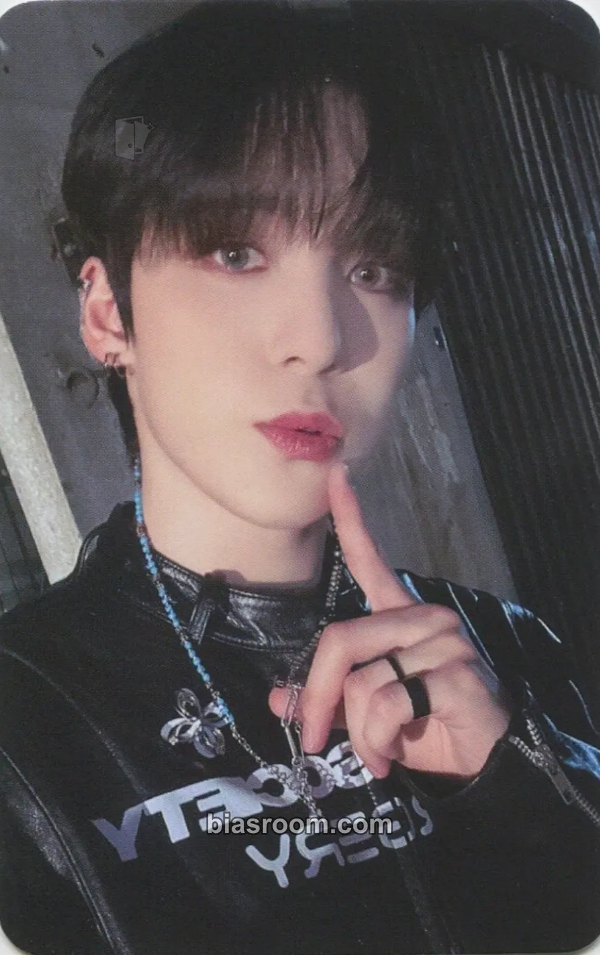 Yunho THE WORLD EP.2 : OUTLAW Photocard - ATEEZ - ATEEZ K-pop photocard
