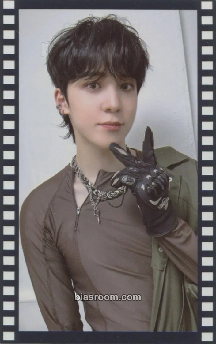 Yunho THE WORLD EP.2 : OUTLAW Photocard - ATEEZ - ATEEZ K-pop photocard