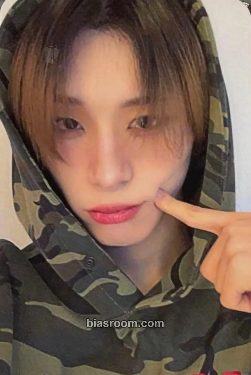 Haru UXLXVE Photocard - XLOV - XLOV K-pop photocard