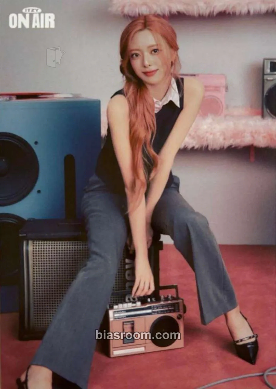 Yuna The 4th Fan Meeting ITZY, MIDZY, Let's Fly! "On Air" Photocard - ITZY - ITZY K-pop photocard