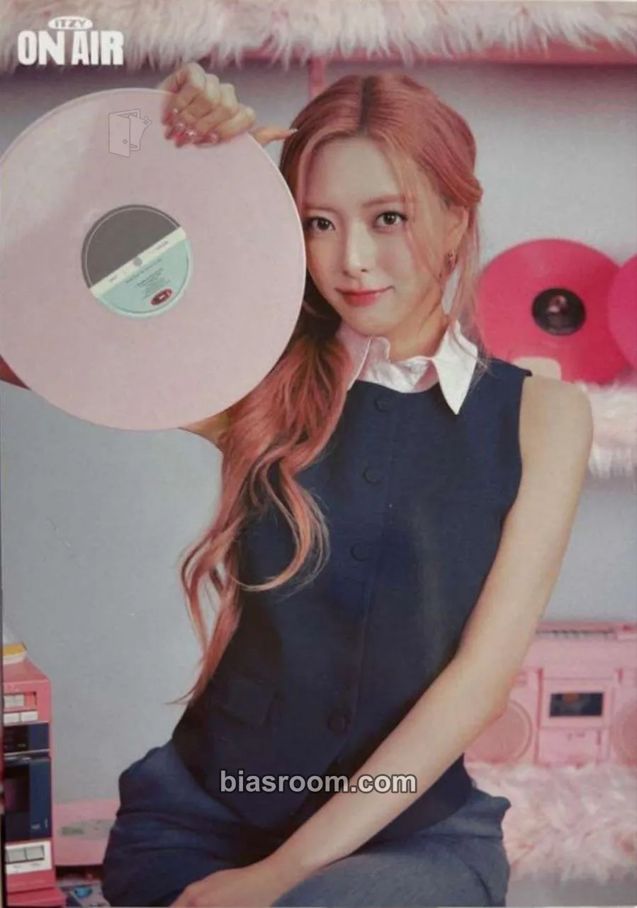 Yuna The 4th Fan Meeting ITZY, MIDZY, Let's Fly! "On Air" Photocard - ITZY - ITZY K-pop photocard