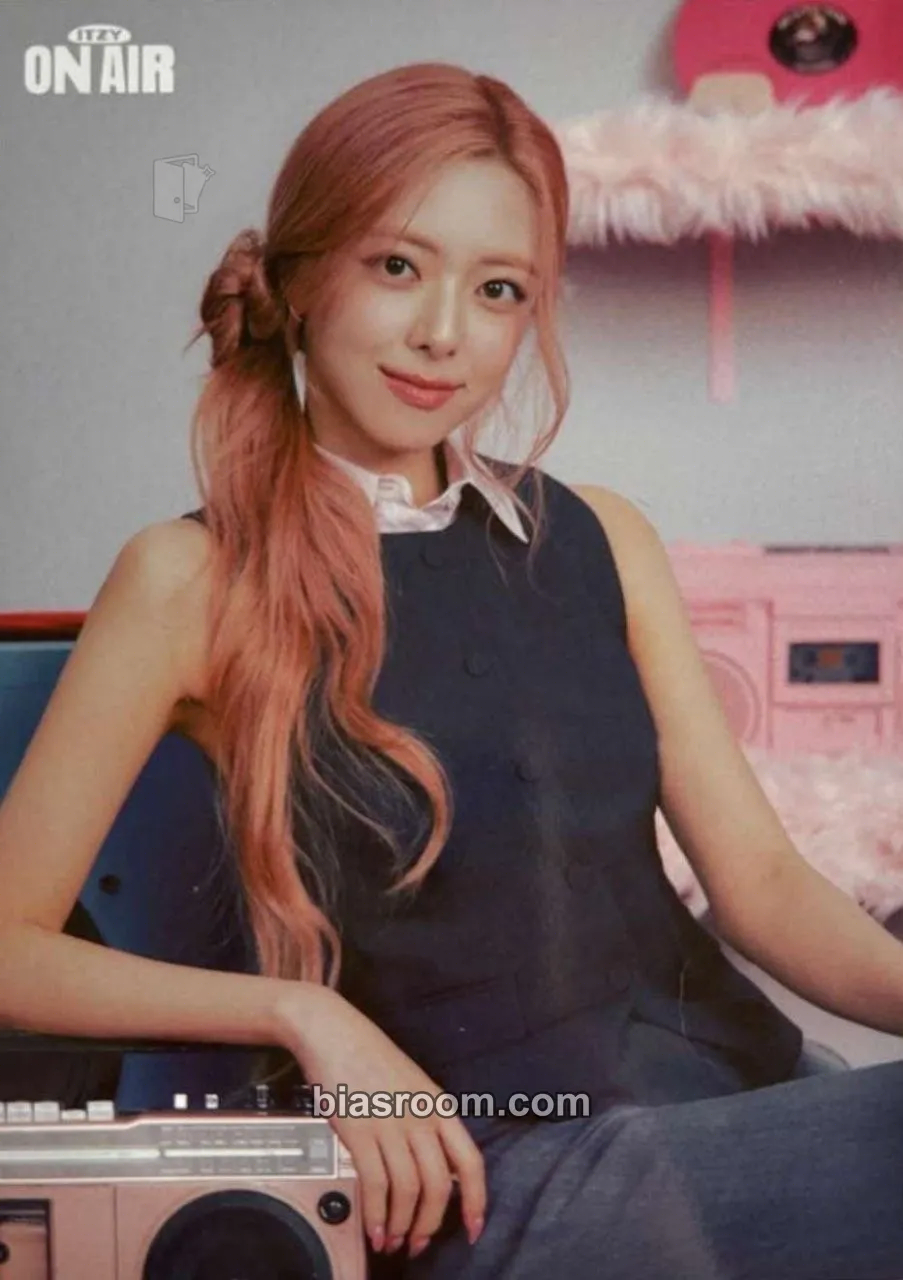 Yuna The 4th Fan Meeting ITZY, MIDZY, Let's Fly! "On Air" Photocard - ITZY - ITZY K-pop photocard