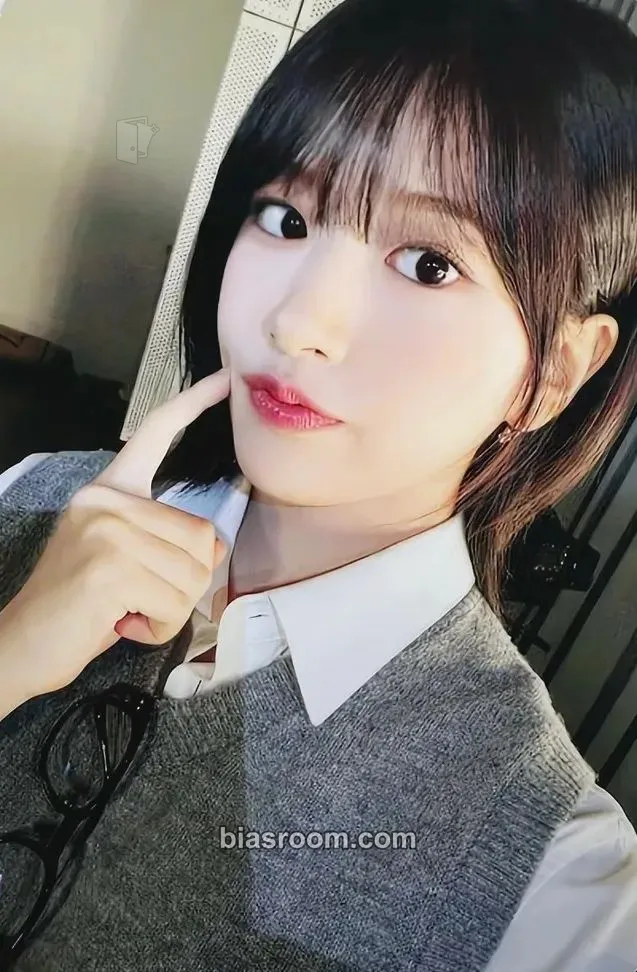 Yujin Magazine IVE: 2nd Fanmeeting Photocard - IVE - IVE K-pop photocard