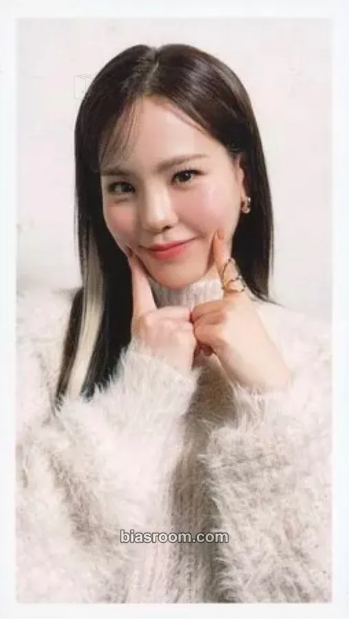 Mako Blue Moon Photocard - NiziU - NiziU K-pop photocard