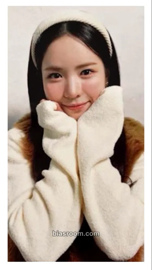 Maya Blue Moon Photocard - NiziU - NiziU K-pop photocard