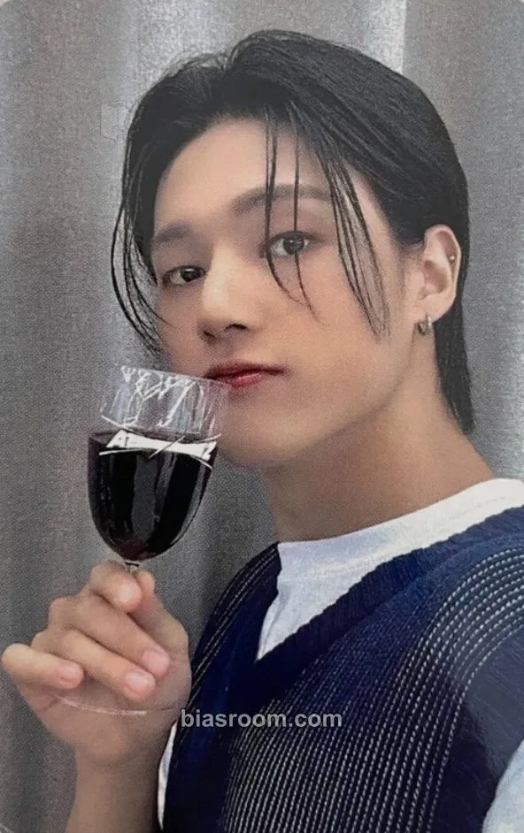 Wooyoung POP-UP: THE WORLD EP.2 : OUTLAW (Everline) Photocard - ATEEZ - ATEEZ K-pop photocard
