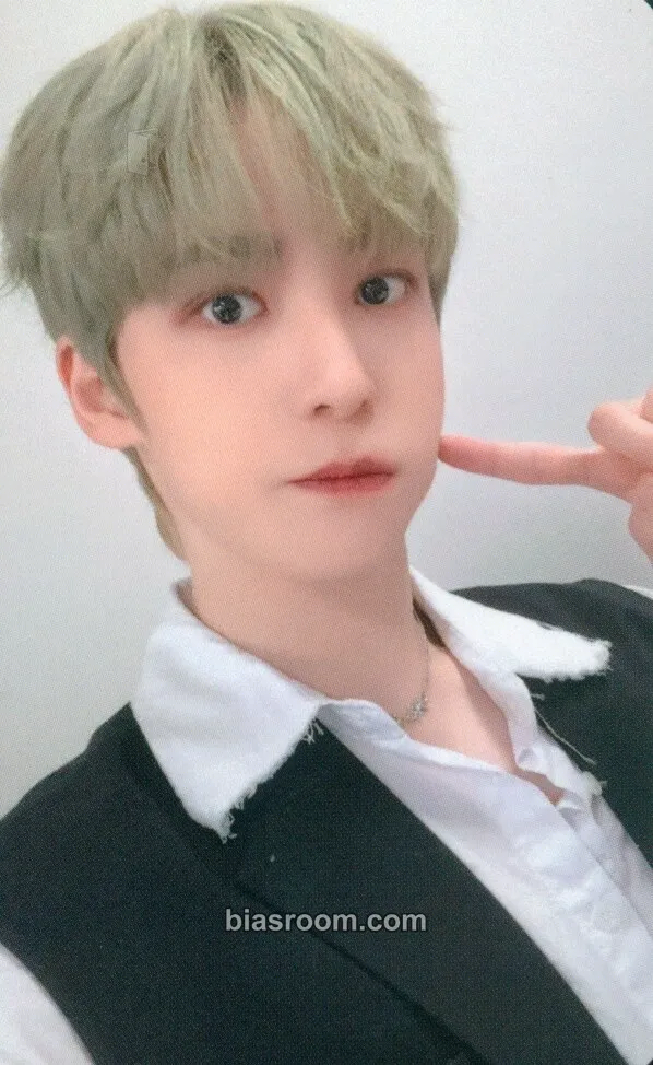 Yunho THE WORLD EP.2 : OUTLAW Photocard - ATEEZ - ATEEZ K-pop photocard