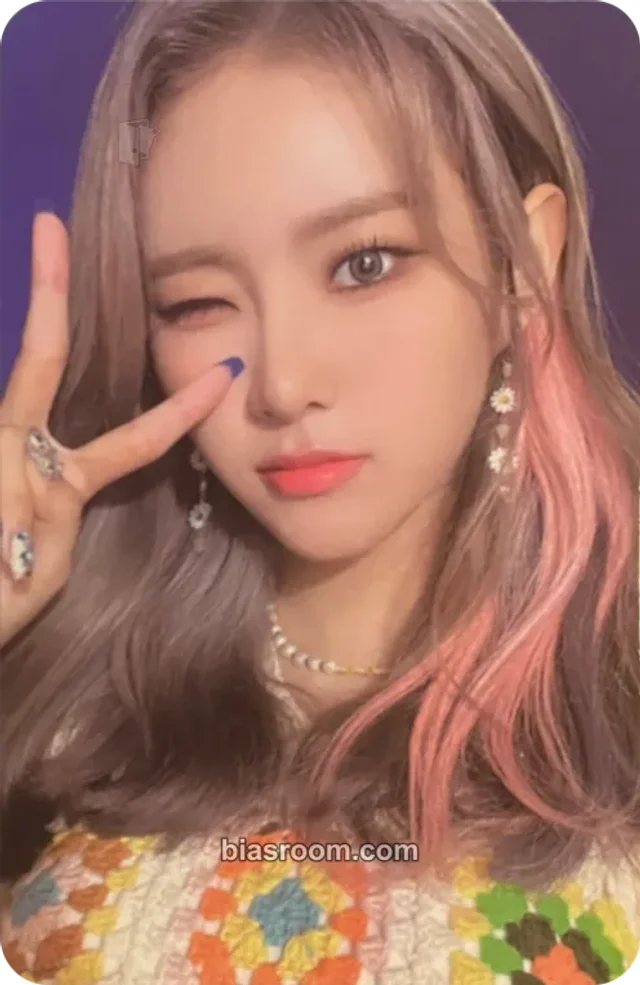 Weeekly - Monday - Play Game : Holiday Album album photocard