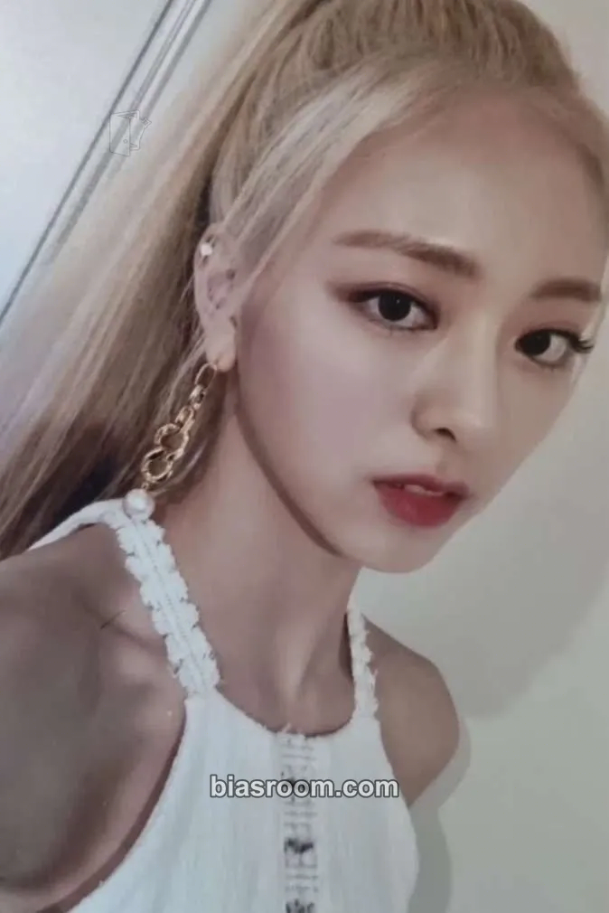 Yuna 2019 Idol Star Athletics Championships Photocard - ITZY - ITZY K-pop photocard