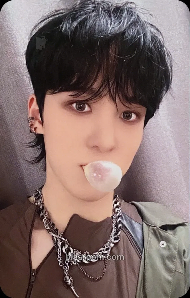 Yunho THE WORLD EP.2 : OUTLAW Photocard - ATEEZ - ATEEZ K-pop photocard