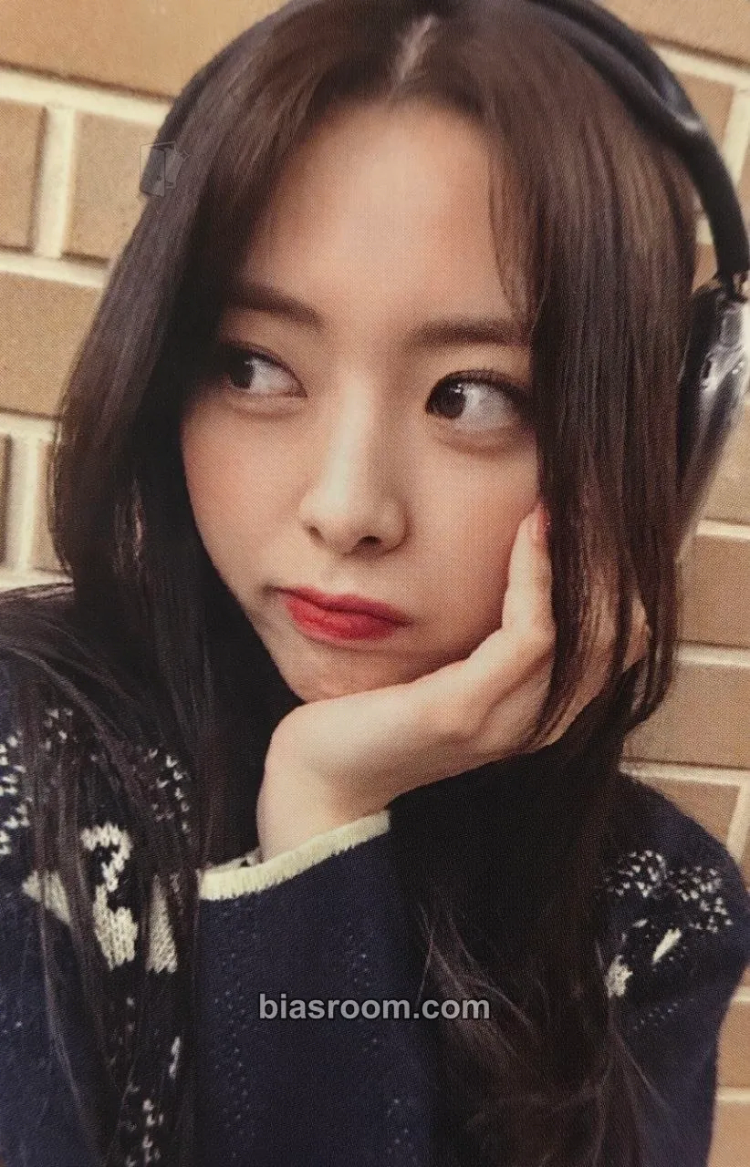 Yuna Cheshire Photocard - ITZY - ITZY K-pop photocard