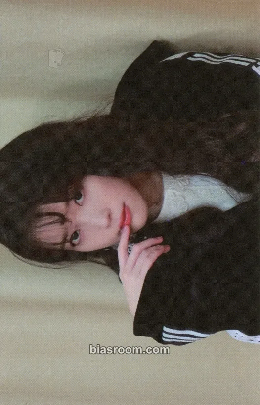 IU 2018 SEASON’S GREETINGS Photocard - IU K-pop photocard