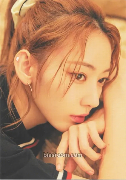 Sakura Hybe Insight: The Daydream Believers Photocard - LE SSERAFIM - LE SSERAFIM K-pop photocard