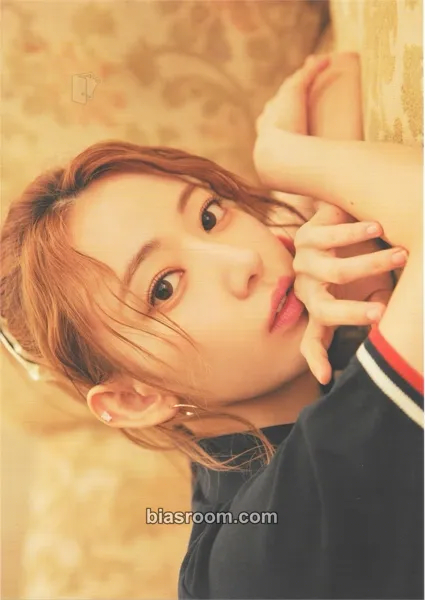 Sakura Hybe Insight: The Daydream Believers Photocard - LE SSERAFIM - LE SSERAFIM K-pop photocard