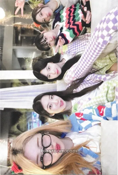 Day Off in Jeju Photobook Photocard - LE SSERAFIM - LE SSERAFIM K-pop photocard