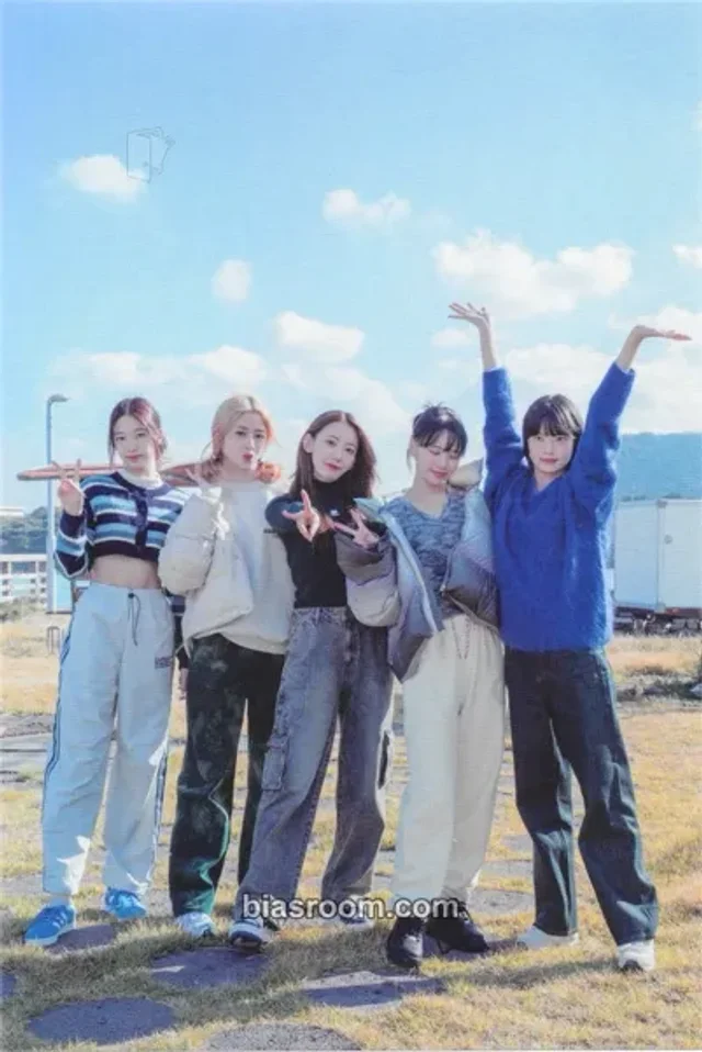 LE SSERAFIM - Other raw photo pob (pre-order benefit) weverse global shop (wvg)