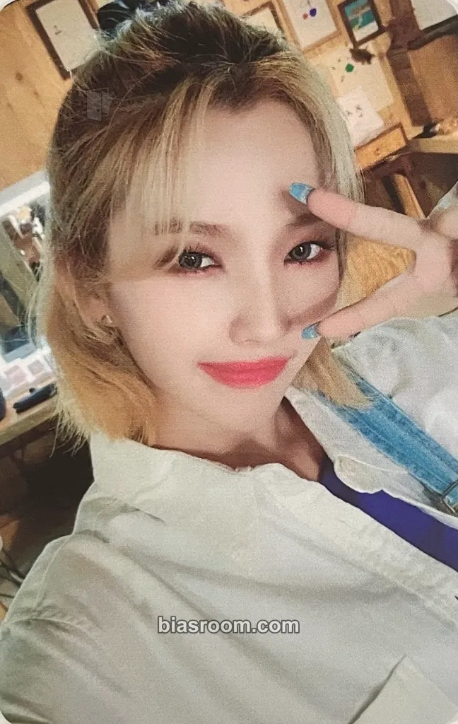 Soyeon 2021 Season’s Greetings Photocard - i-dle - i-dle K-pop photocard
