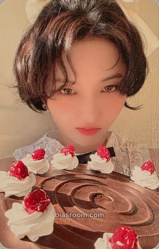 i-dle - Soyeon - 2025 Season’s Greetings [Lovely Bakeshop] Other season's greetings pob (pre-order benefit) starriver