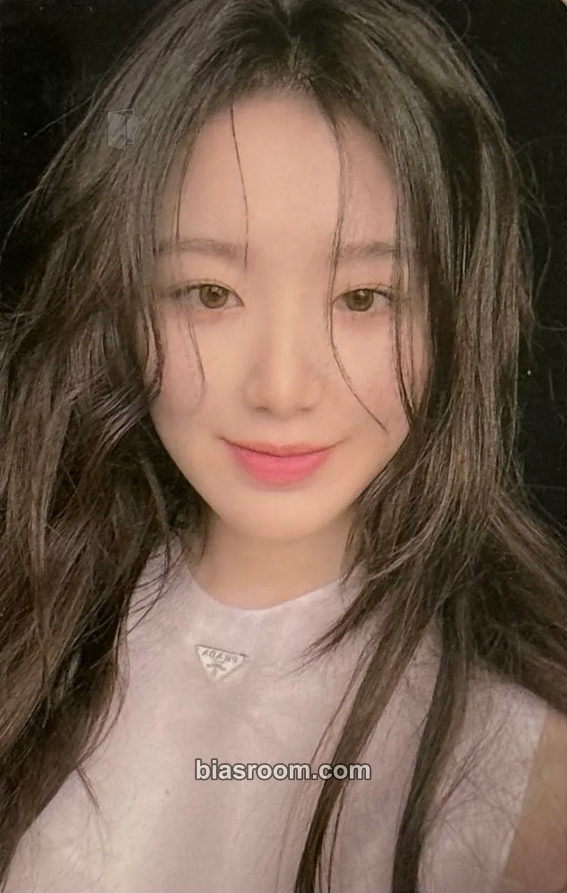 Shuhua CHIC Magazine Photocard - i-dle - i-dle K-pop photocard