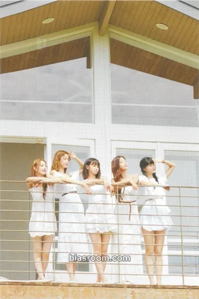 LE SSERAFIM - Other postcard pob (pre-order benefit) ktown4u