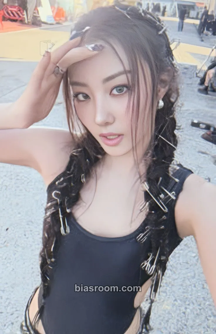 Gawon BURNING UP Photocard - MEOVV - MEOVV K-pop photocard