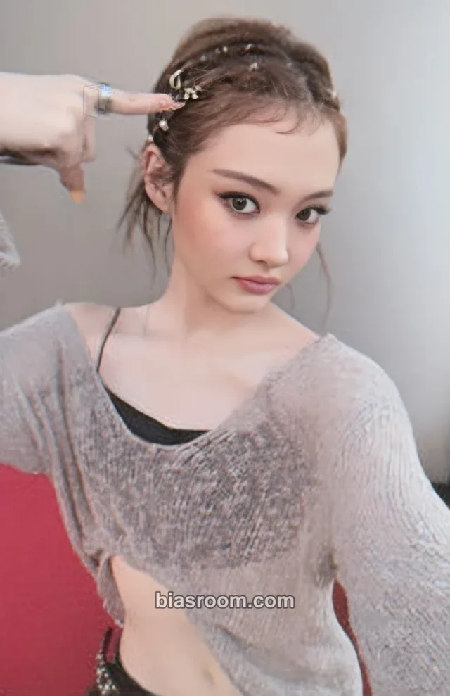 MEOVV - Ella - BURNING UP Album Smoking tiger pop-up store 100k won Benefit