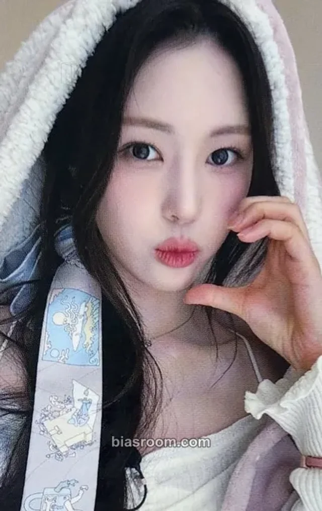 cmh3r2v4v000fld04gxmbz9og Album photocard