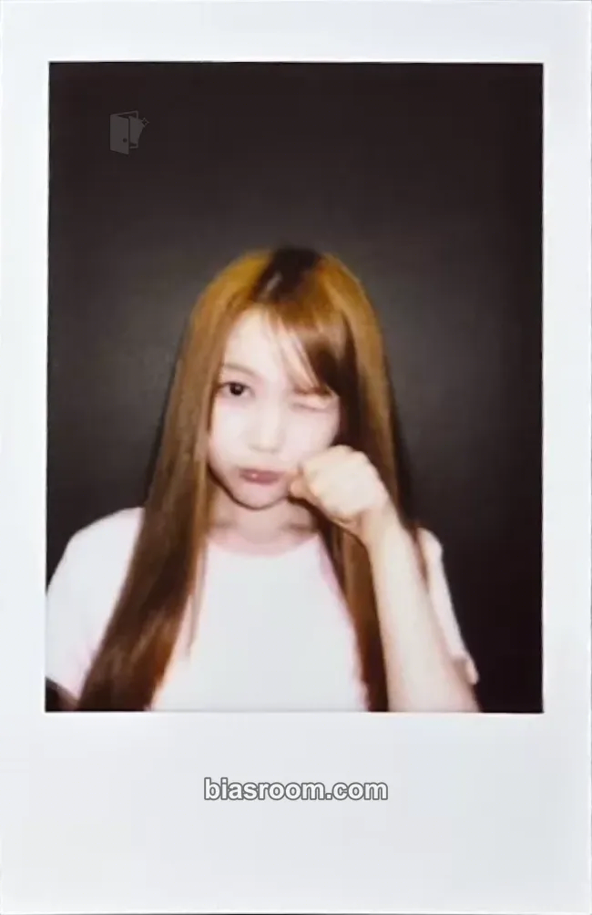 Ye-on The Chase Photocard - Hearts2Hearts - Hearts2Hearts K-pop photocard