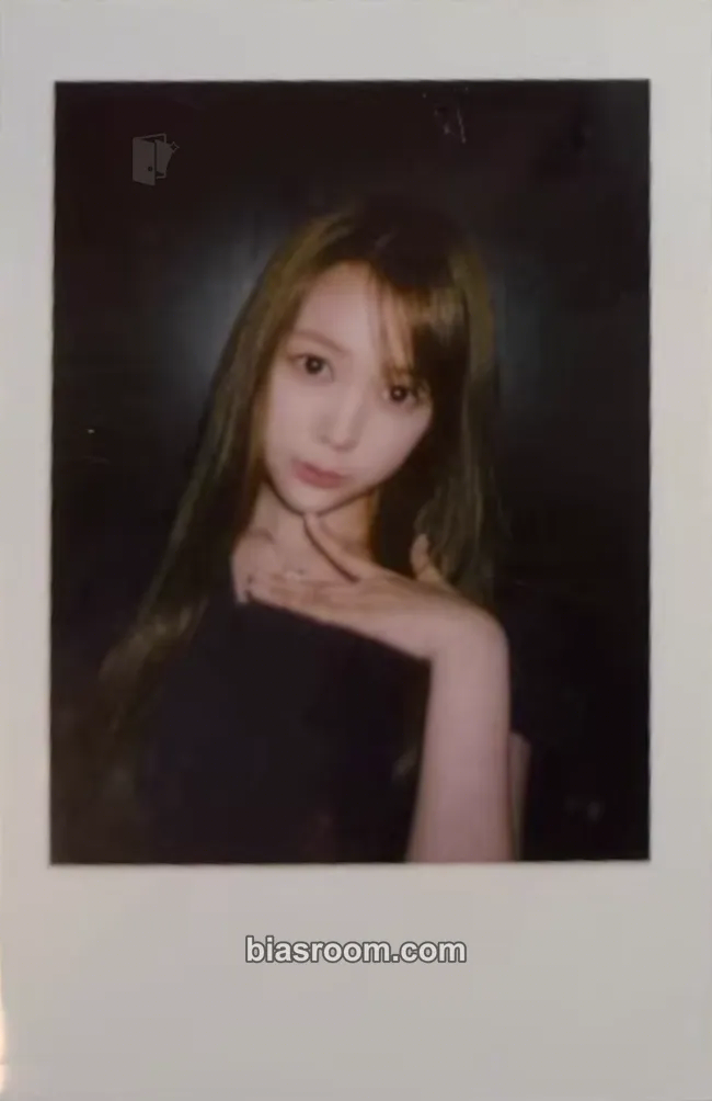 Ye-on The Chase Photocard - Hearts2Hearts - Hearts2Hearts K-pop photocard
