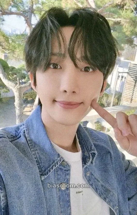 Hui 2023 Season's Greetings: Record of Youth Photocard - PENTAGON - PENTAGON K-pop photocard