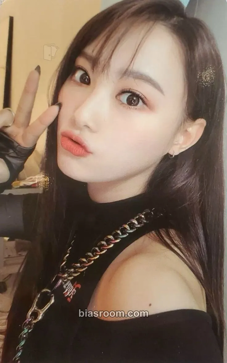 Nahyun Issue Maker Photocard - Hot Issue - Hot Issue K-pop photocard