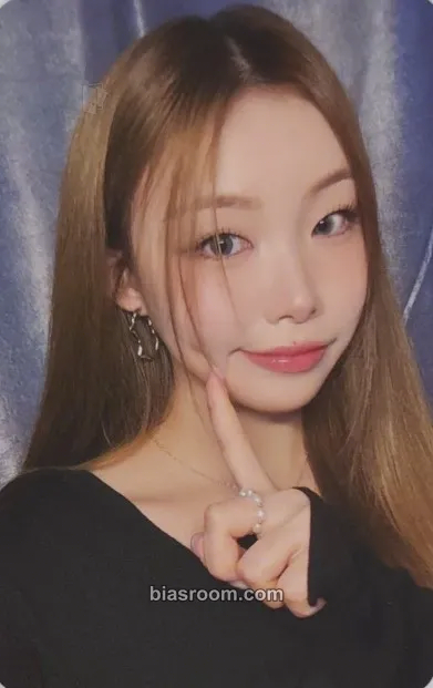 Suhyeon 1st World Tour 'Our Flowerld (Belllie've You)' Photocard - Billlie - Billlie K-pop photocard
