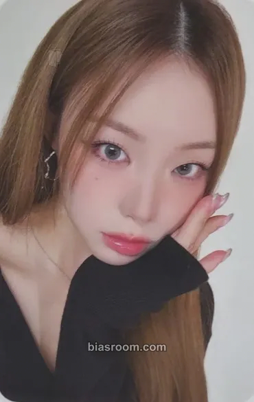 Suhyeon 1st World Tour 'Our Flowerld (Belllie've You)' Photocard - Billlie - Billlie K-pop photocard