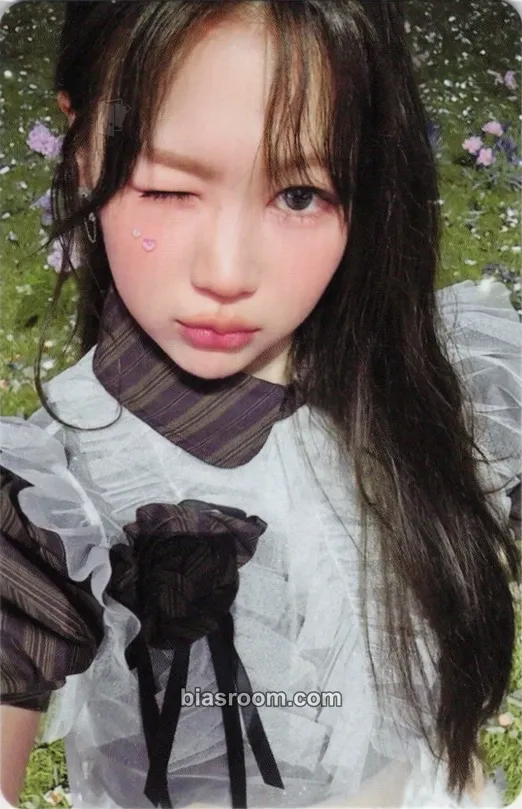 Ye-on FOCUS Photocard - Hearts2Hearts - Hearts2Hearts K-pop photocard