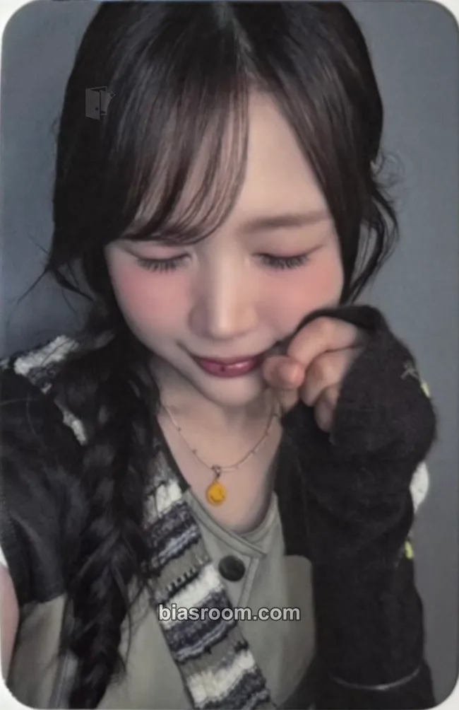 Ye-on FOCUS Photocard - Hearts2Hearts - Hearts2Hearts K-pop photocard