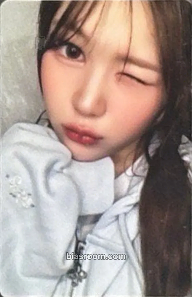 Ye-on FOCUS Photocard - Hearts2Hearts - Hearts2Hearts K-pop photocard