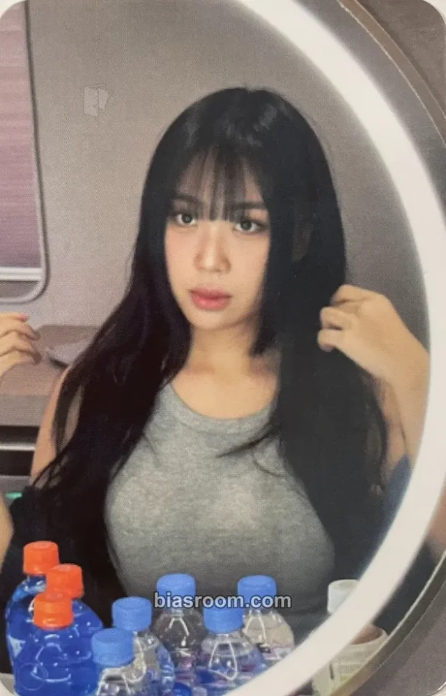 Lee Youngji - Lee Youngji - 16 Fantasy Album merch photocard pop-up store