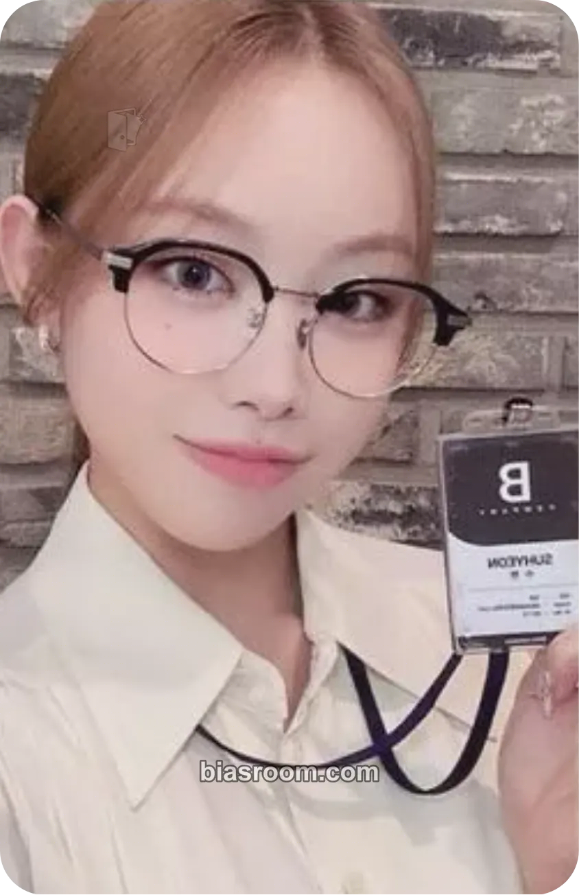 Suhyeon 2025 Season's Greetings Photocard - Billlie - Billlie K-pop photocard
